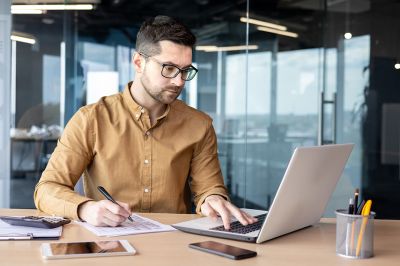 Foto: Mann mit Laptop