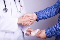 Foto: Arzt gibt Patient die Hand