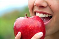 Foto: Frau isst Apfel